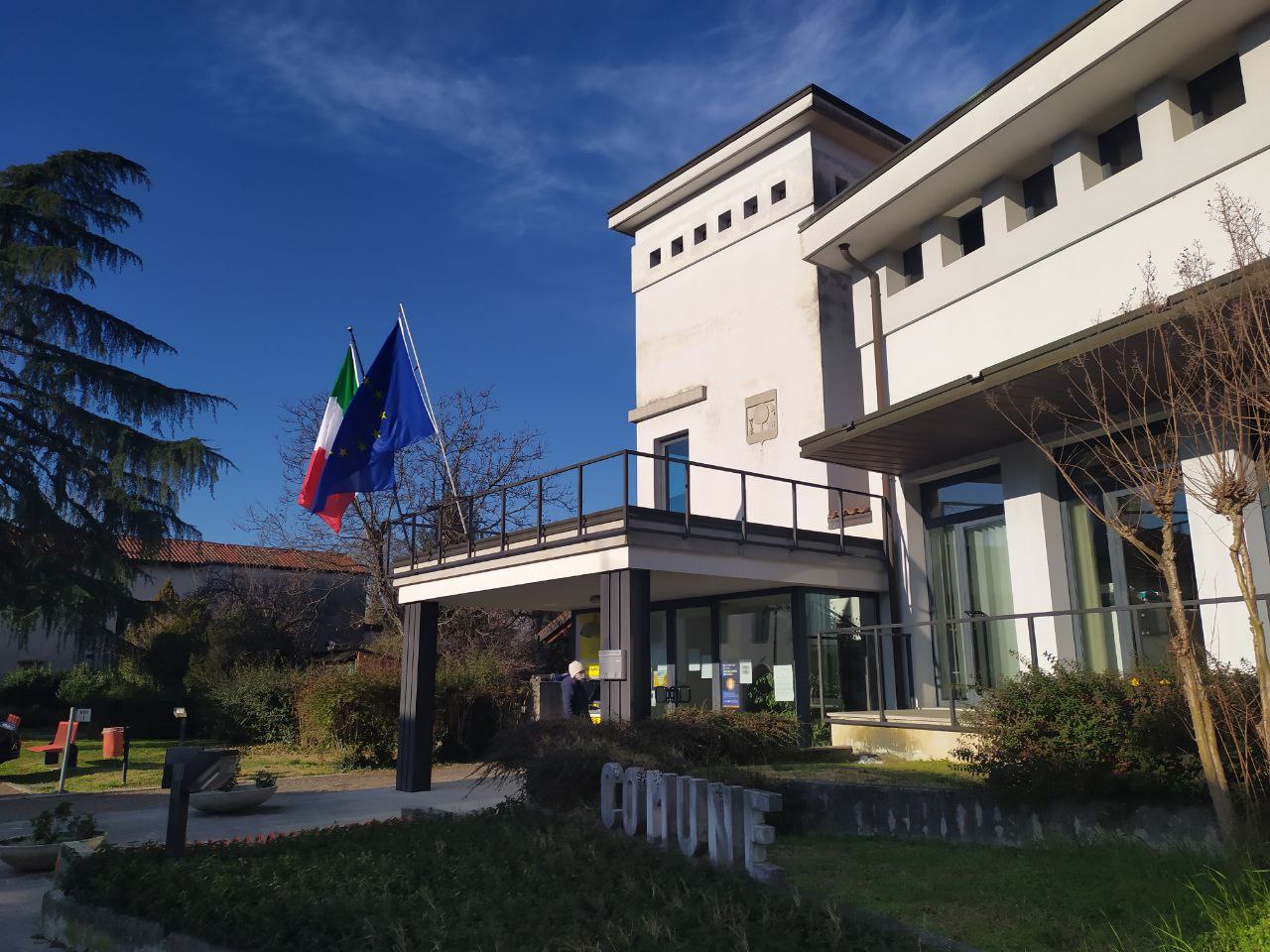 Immagine per Caro bollette, Moraro taglia i costi con luci a led in municipio e scuola